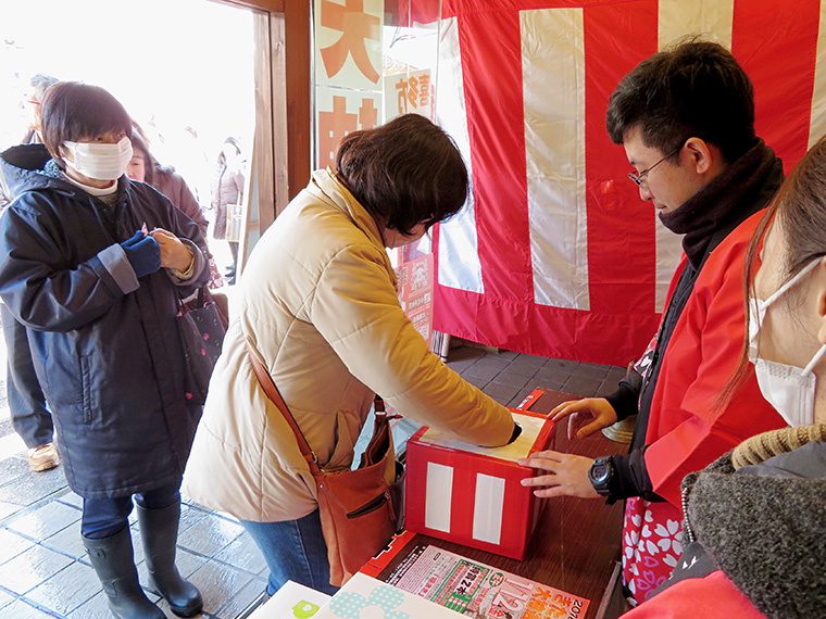 『小荒井初市』の抽選会。折込チラシが入るエリアの先着700名が参加できる