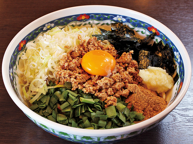 「台湾まぜそば」(800円)。お店人気№1メニュー。スパイシーなひき肉やネギ、卵を混ぜて豪快に味わおう!締めには無料の追い飯を。残った具材やタレにご飯を絡めて食べれば、最後まで堪能できる