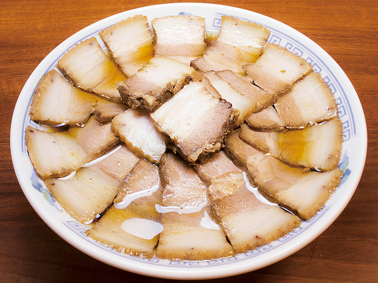 「肉そば」(950円)。会津エリア以外には門外不出と言われる「小西製麺」の麺を使用。かえしの醤油に煮干しを加えることで、エグみを感じさせない旨みを表現。もちもちの多加水麺との相性も良い