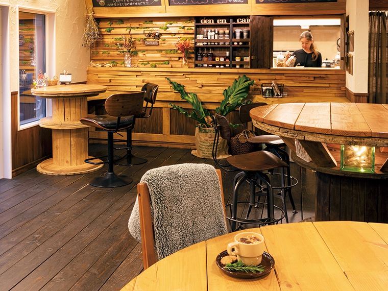 アメリカンカジュアルな空間にケーブルドラムのテーブルが似合う。これからの季節は薪ストーブが暖かさを演出してくれる。カフェは2階にあるが、シルバー世代が利用しやすいようエレベーターも設置されている