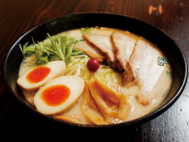「白うま煮豚めん(煮卵トッピング)」(990円)。まろやかで口当たりの良い豚骨スープは、クセがなく女性からも好評。煮卵(100円)をトッピングするのがおすすめ!