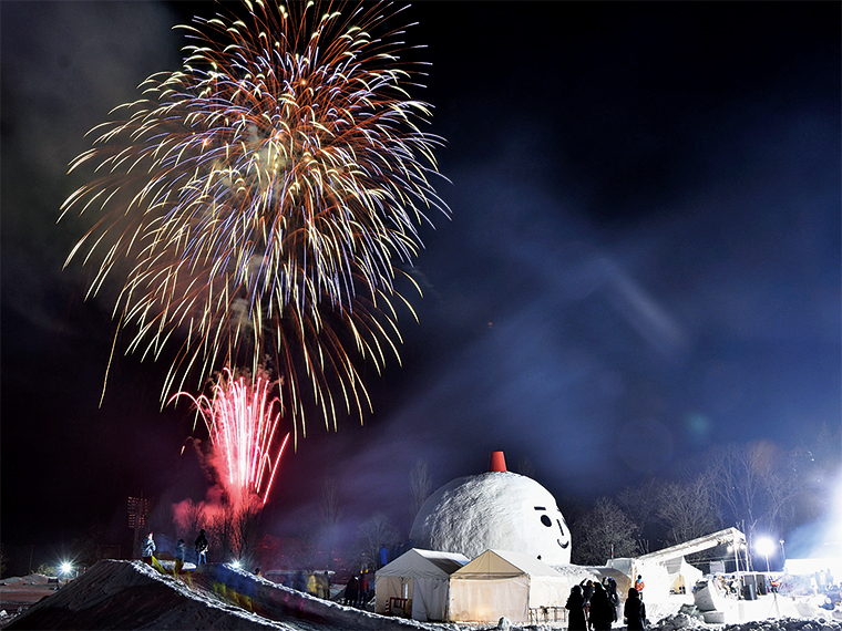 ジャンボ雪だるまと花火、そしてスウェーデントーチで会場はファンタジーな世界に