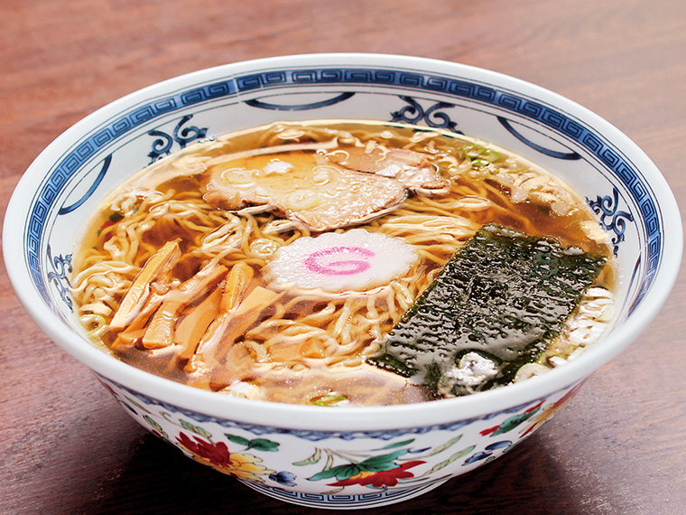 「中華そば」(600円)。朝から6時間かけて作るスープは、米沢の老舗「平山孫兵衛商店」の醤油で味付け。透明感のあるスッキリした味わいが魅力