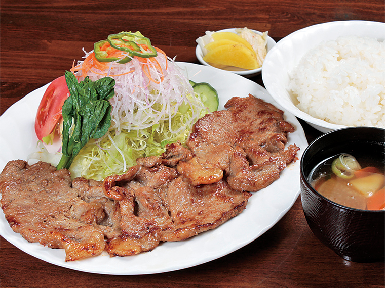 焼肉ポーク定食900円〈焼肉・サラダ・ご飯・みそ汁・漬物〉【提供時間11：00〜21：00（20：30ラストオーダー）】