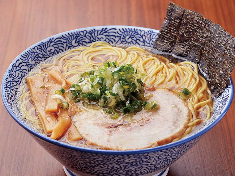 「醤油ラーメン」(690円)。動物と魚介からダシをとったWスープ!ストレート麺との相性も抜群で奥深い味わいが特長の一杯。写真は麺大盛り(+50円)