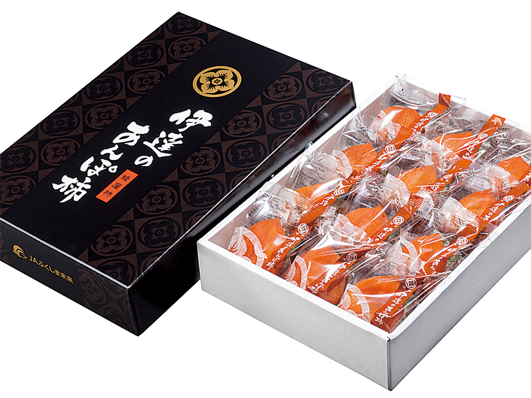 高品質で大玉のものだけを厳選した化粧箱入りの「伊達のあんぽ柿」(3,800円)。贈り物で喜ばれること請け合い