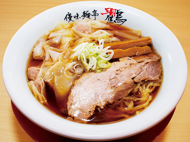 「ふわとろワンタン麺」（880円）。魚介をふんだんに使用しているのに臭みを感じないのは、低温でじっくりと炊き上げているから。色付く程度の淡い醤油の味が、無化調ならではの旨みを引き立てる