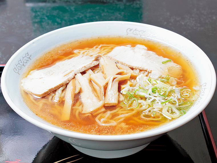 「中華」（600円）。スープを口にするとホッとする味わい。器にのった具材がシンプルだからこそ、麺そのもののおいしさが際立つ