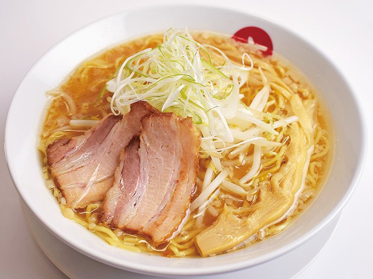「特選醤油らーめん」(690円)。鶏ガラと豚骨をじっくり炊き出して丁寧に仕込んだWスープは、コクと旨みをしっかり堪能できる
