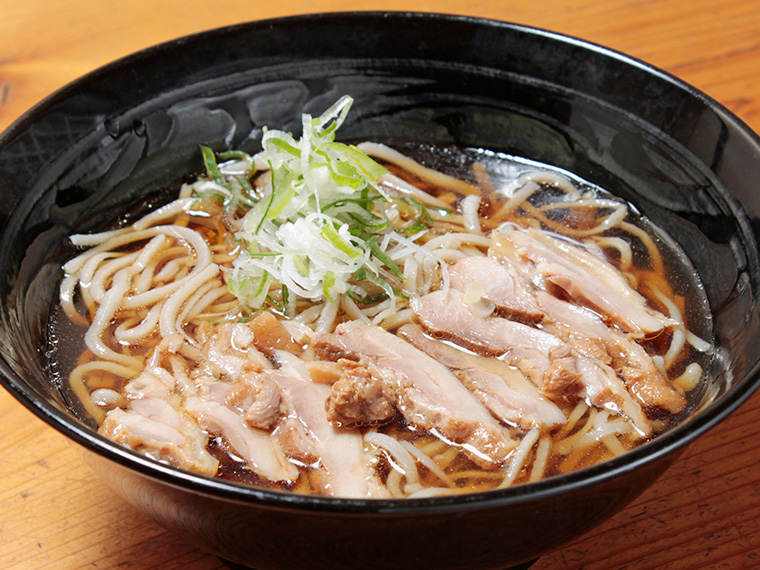 そばと地鶏の旨みが堪能できる「肉そば」（二八・700円）