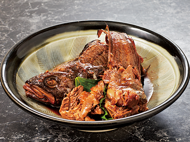 「どんこの煮付け」（500円～）は、いわき市でよく食べられる魚料理。白身で淡白な魚のため、濃いめの味付けに。惣菜としても販売している