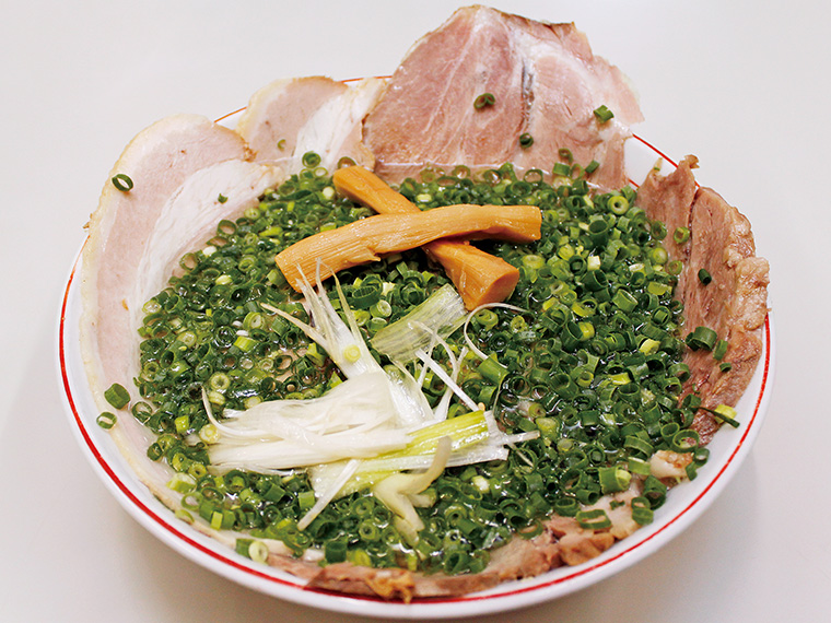 「特製ちゃあしゅうめん」(1,200円)。肩ロースと豚バラの特製チャーシューがたっぷり。わけぎが竹藪、ネギが笹、シナチクが竹の木をイメージ。1日限定10食