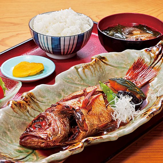 「のどぐろの煮魚定食」(2,500円)。いわき産のノドグロは脂がたっぷりとのっていて肉厚。たまり醤油で煮込み、しっかりと味が染み込んでいる