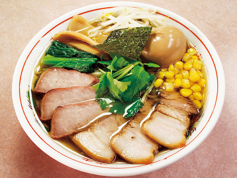 「特製ラーメン」(850円)。鶏ガラ、乾物、地元産リンゴから採るスープに、薄口醤油がやさしく香る。ノスタルジックなトッピングも今改めて新鮮だ