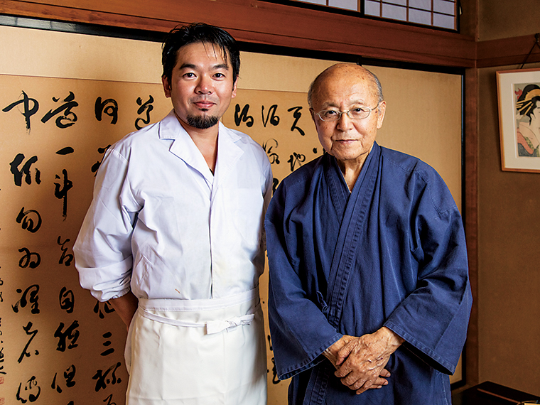 在りし日の先代斎藤隆夫さん（右）と、2代目店主の上原一与さん。「美味一徹」を心がけ、日々精進しているという