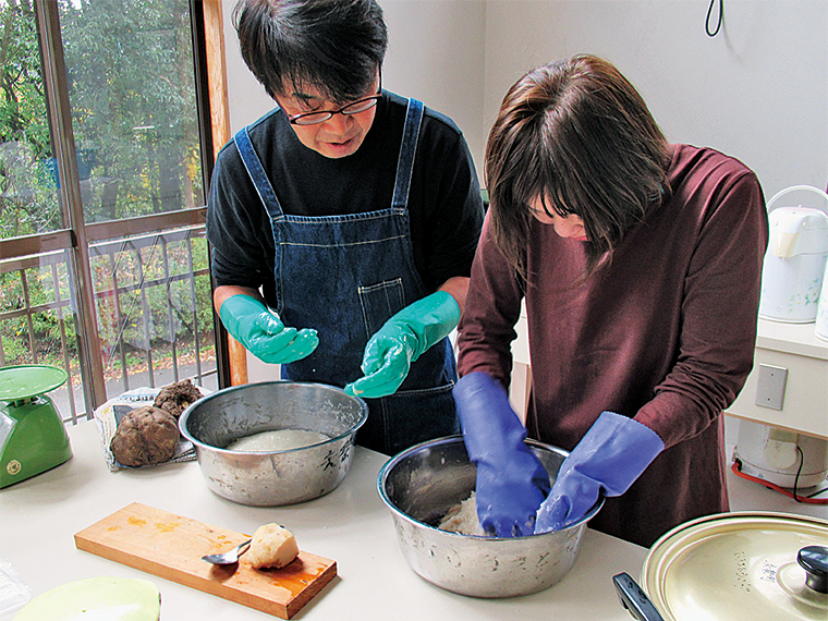 矢祭町では、特産品のこんにゃく芋を使った手作りこんにゃく体験も実施している（昼食付き3,000円）。2019年2月下旬まで開催予定。詳しくは「まちの駅やまつり」のホームページを参照