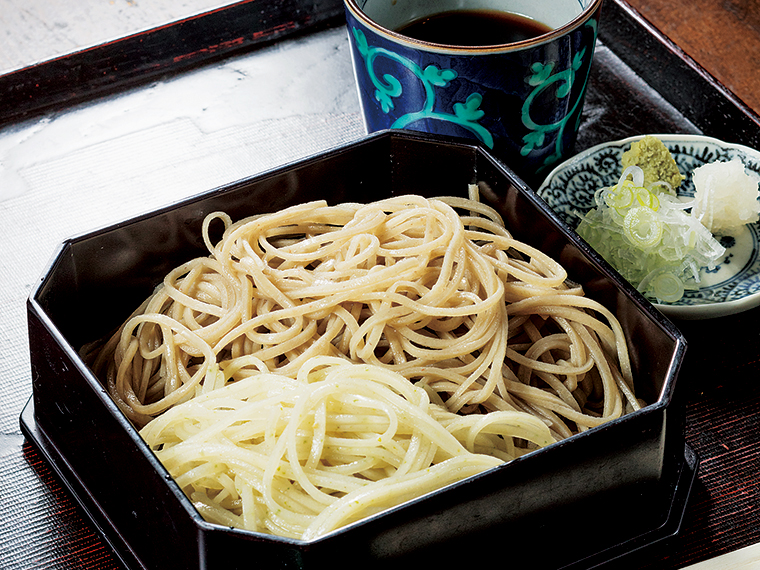 締めに味わいたい二色せいろ(1,050円)。変わりそばのゆず切り(手前)とともに、そばの色、歯応え、香り、うまみを堪能したい
