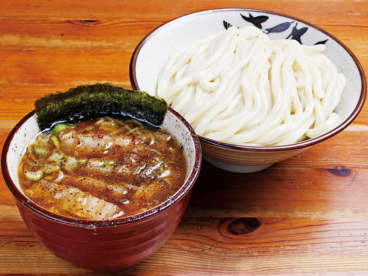 「つけめん」（800円）。写真は「並」で麺が345gと食べ応え十分。途中、サービスのレモンや卓上の酢を入れると、また違った味わいを楽しめる