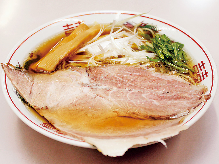 「らぁめん」(680円)。福島県産・伊達鶏を弱火でじっくり炊き、旨みを閉じ込めた一杯。豊かな味わいで、口の中に旨みが広がる『たけや』自慢の味を堪能できる。学生証提示で500円になるサービスもあり