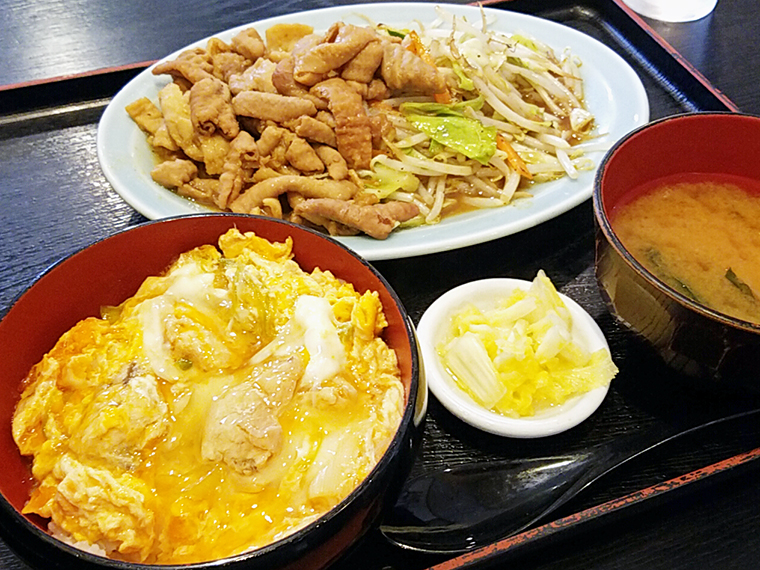 「本宮烏骨鶏の親子丼」（ハーフ・650円）と「ホルモン炒め」（単品・750円）