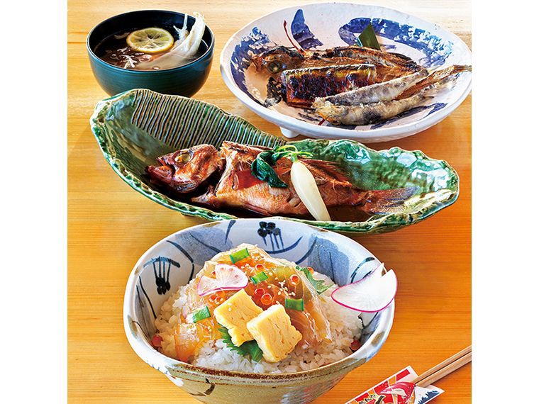 いわきで水揚げされた魚を使う「常磐もの」（1,520円）は提供できない日もあるため、来店前に確認を。基本的に内容は丼もの、煮魚、焼き魚、おつよのセットとなる