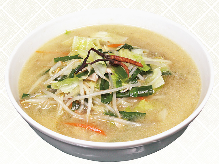「冬虫夏草ラーメン」(950円)。冬虫夏草がまるごと載っている。さらに、キャベツ・モヤシ・ニンジン・ニラなどの野菜、豚肉とボリュームのある一杯