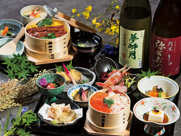写真手前はコースの例。予算、好みに合わせて料理を提供する。奥は「うなぎわっぱ飯」（2,894円）。福島県の地酒を中心に揃えた日本酒は料理との相性も抜群