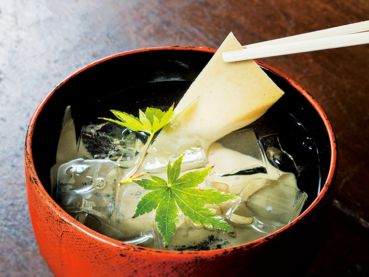 商標登録を持つ「そば刺し」(700円)。わさび醤油でいただくと、独特の食感とともに、口中に広がるそばの味わいを楽しめる