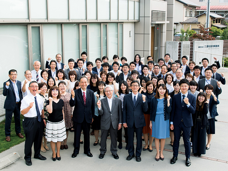 三部会計グループの社員が勢ぞろい。はつらつとした笑顔が信頼の証