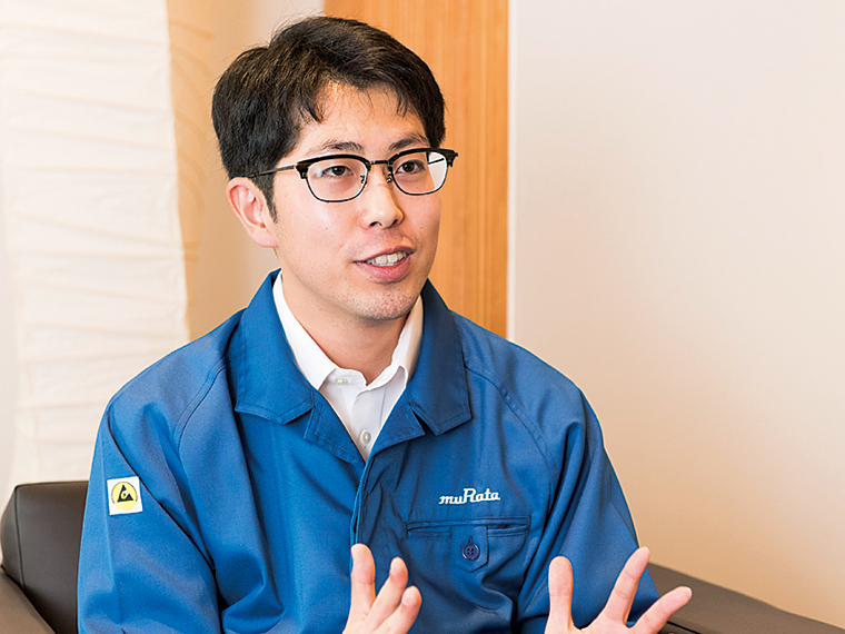 生産技術担当の川田茂人さん。長いときは3ヵ月ほどシンガポールへ出張することも。休日はドライブを楽しんでいる
