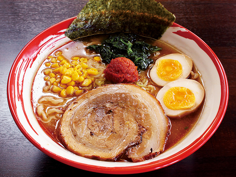 「節系辛味噌らーめん」（890円）。この辛味噌は店主が選んだ青森県産の極上ニンニクを使用し、唐辛子や数種類の調味料をブレンド。節系スープにも相性抜群