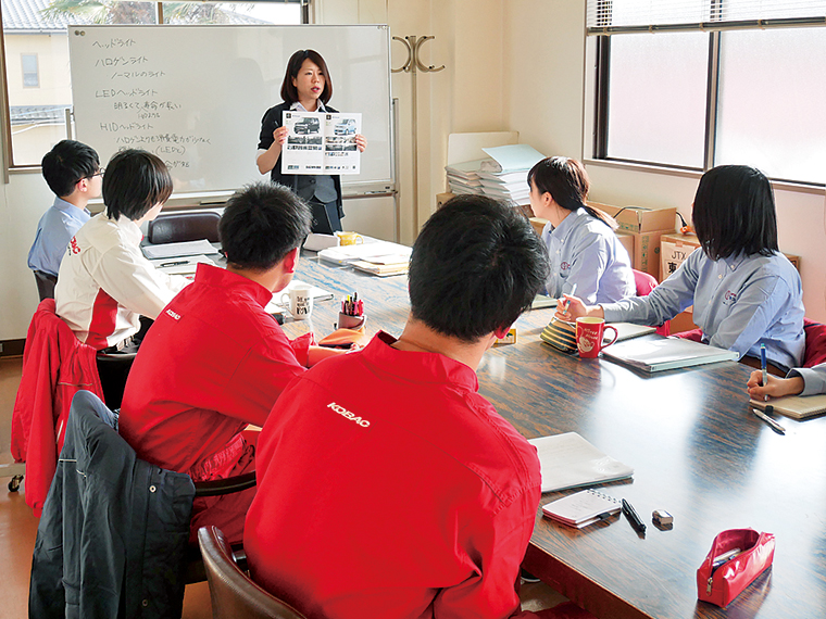 本社で行われる新入社員研修。約20日間を掛けて、販売職、事務職、整備職合同で業務に必要な知識を学ぶ