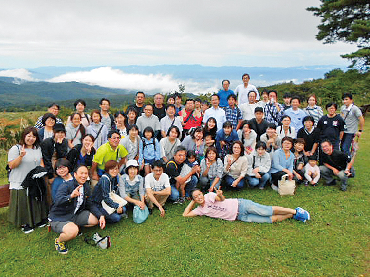 職場の垣根を越えて毎年開かれる親睦会(前年はバーベキュー)の時の様子