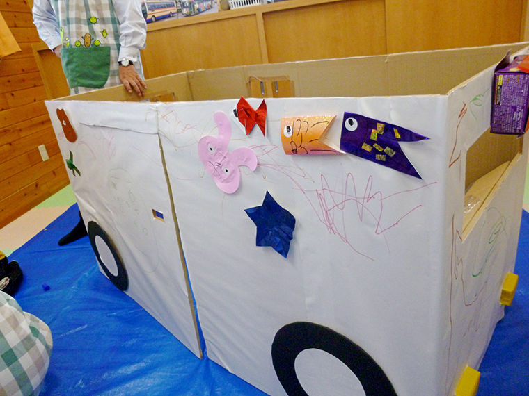 相談中は子どもたちも思いっきり遊べる。遊具の中には、子どもたちの作品も!