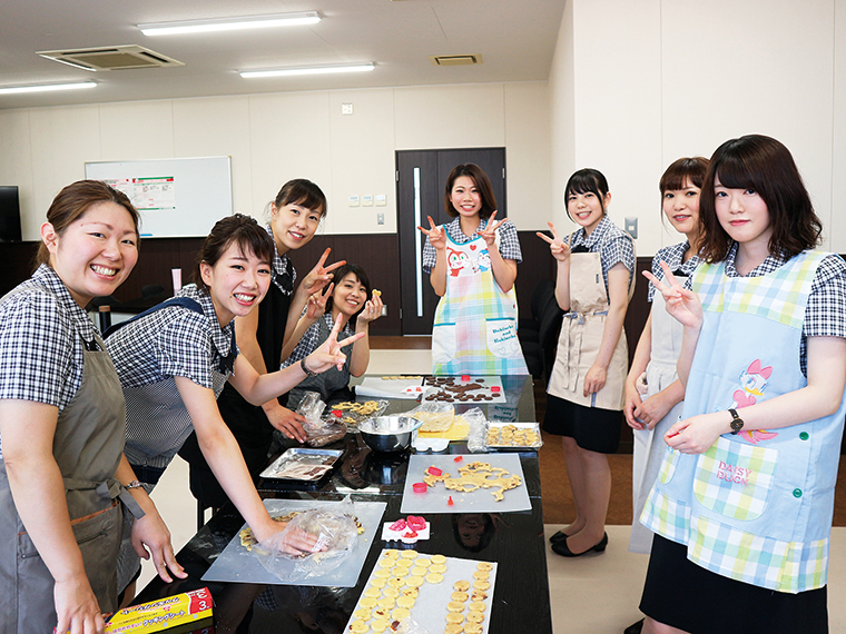 2018年夏、入社1年未満の女性社員を対象に開催した女性セミナー。初対面のメンバーが多かったため、前半はお菓子作りを通じて親睦を深め、後半はしっかり接遇を学んだ