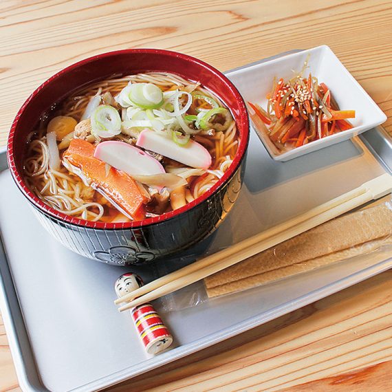 特産の白石温麺で作る、具だくさんの「けんちん温麺」（860円）