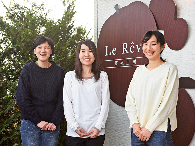 写真左から製造一課の斎藤友美さんと小池華江さん、製造二課の渡邉麗奈さん。全員が中途採用でキャリアは5年以上になるという。小池さんは、2歳のお子さんのママでもある