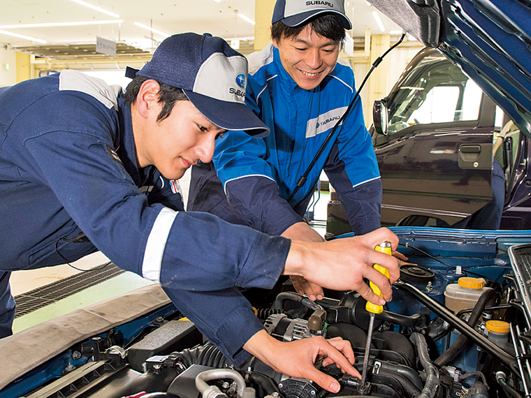 メカニック(サービススタッフ)。車の点検・修理・整備を行うほか、作業内容について分かりやすく説明するなど来店客と話す機会も多い