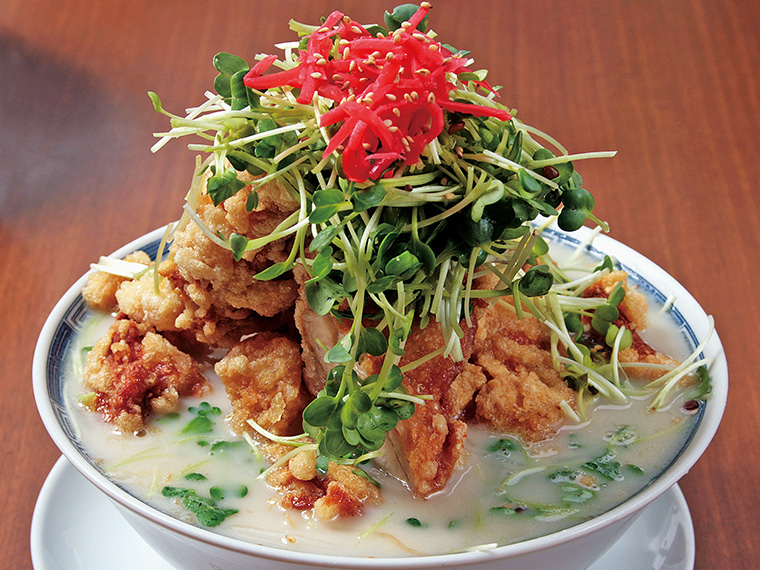 「モッコリ鶏カラら〜めん」(928円)。福島市のシンボル"信夫山"を思わせるフォルム。唐揚げは鶏白湯スープが染みて、なお旨い。無敵の鶏コンボ