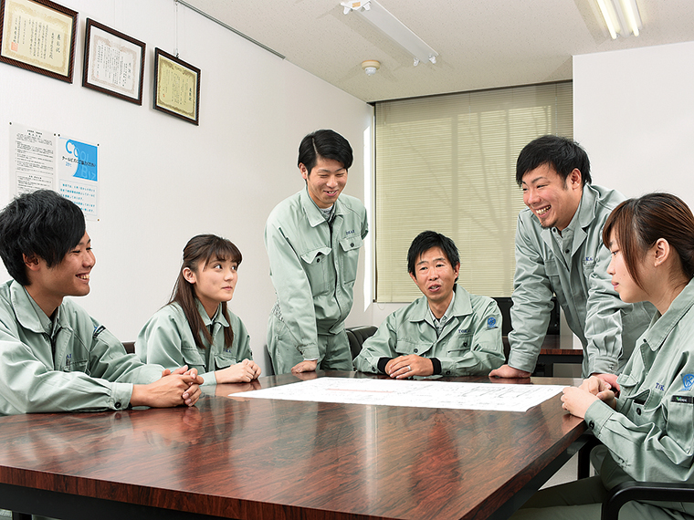 先輩、後輩の垣根を越えて、笑顔が絶えない