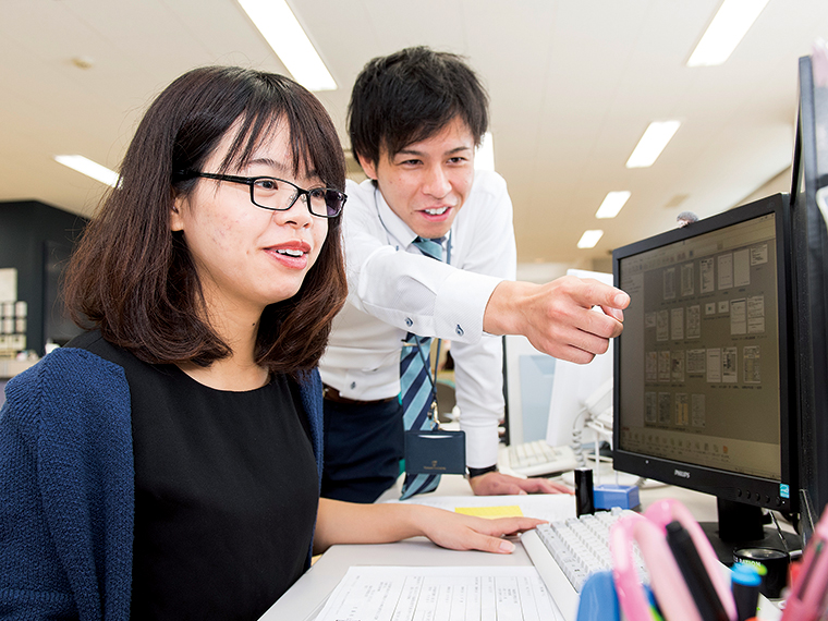 国際税務の整備を進めるグェンさん(写真左)と遠藤剛さん(写真右)。クライアントのニーズを探って一つひとつ形にしていく