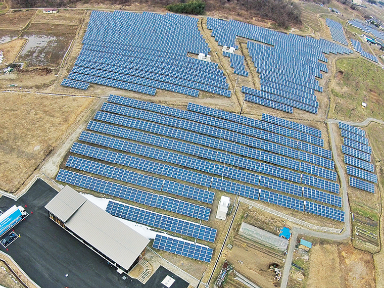 広大な敷地一面に広がる自社の太陽光発電システム。隣には一望できる見学学習館(さいえねパーク)も完備