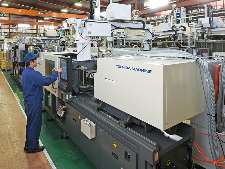 多くの機械が整然と並ぶ成形工場。自動化により24時間連続稼動が可能。サンライトオリジナル成形機で同社ならではの製品を製造し、他社との差別化を図ることもできる