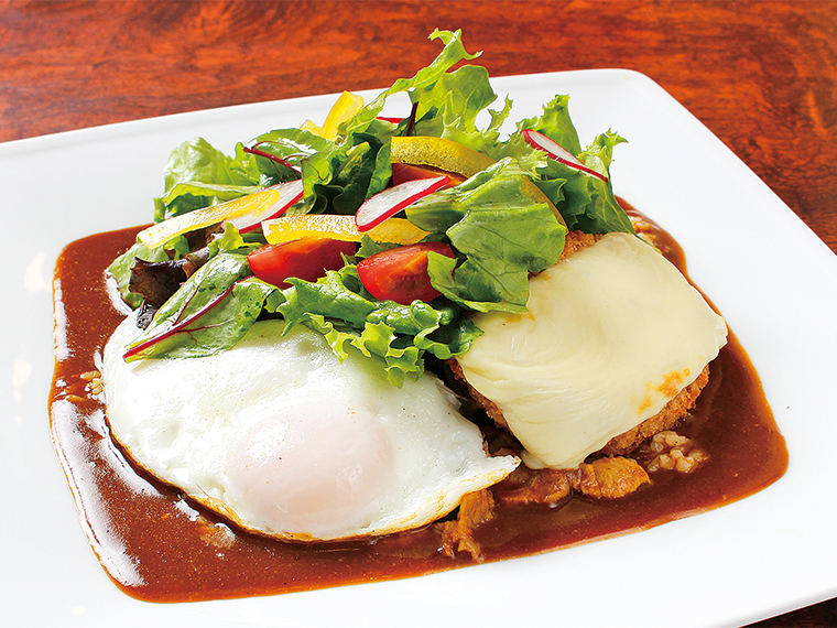 季節の旬な野菜を使用。取材日の「たむら八彩(やさい)カレー」(700円)には、二十日大根、水菜、ルッコラ、リーフレタス、サラダからし菜をトッピング