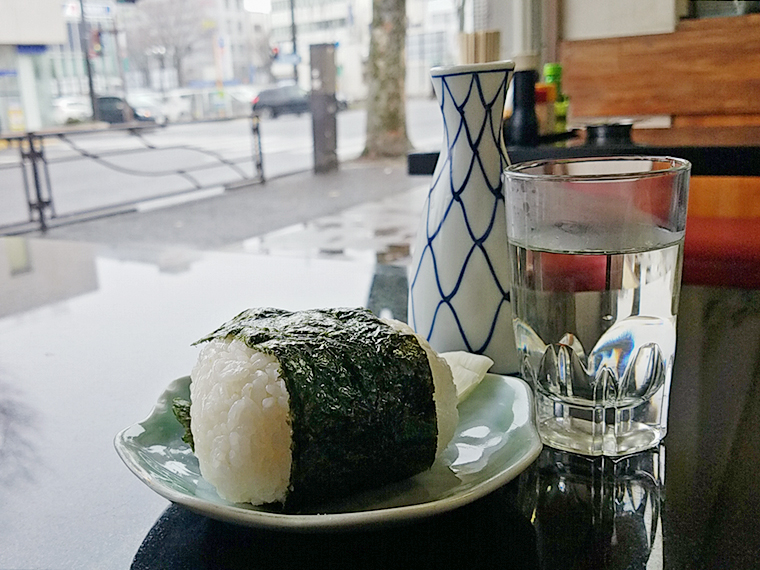 「紅しょうがおにぎり」(150円)、「金水晶(ぬる燗)」(350円)