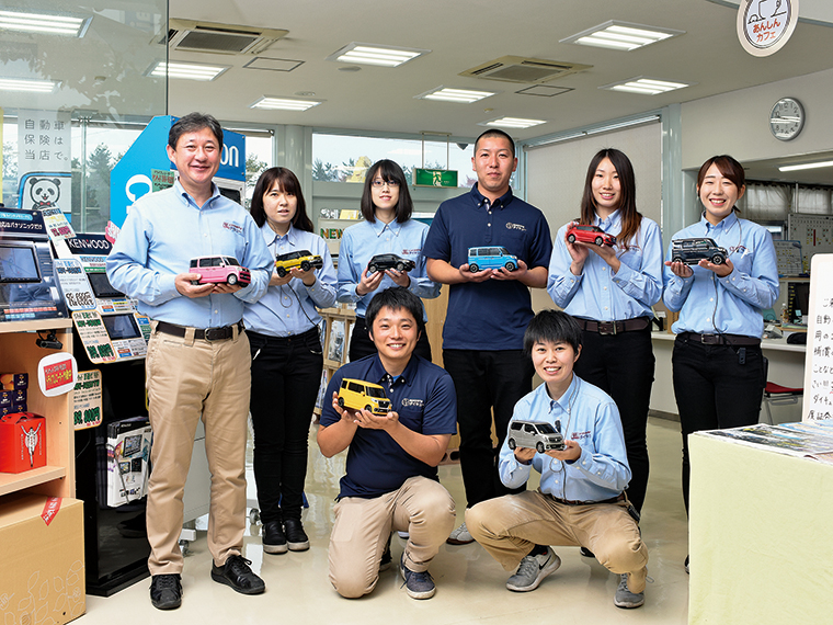 笑顔が素敵な飯坂店の営業スタッフのみなさん。明るく元気なあいさつが清々しい