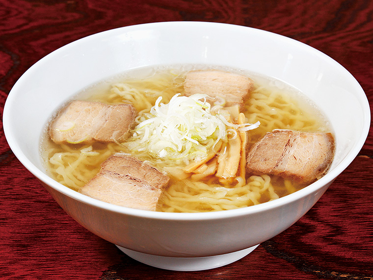 「Sioラーメン」（650円）。スープは口の中にじんわりと広がるやさしく静かな旨みが特長。平打ちちぢれ麺の食感と喉越しが心地良い