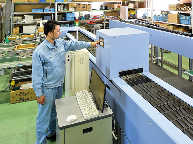 選別機を操作するスタッフの様子