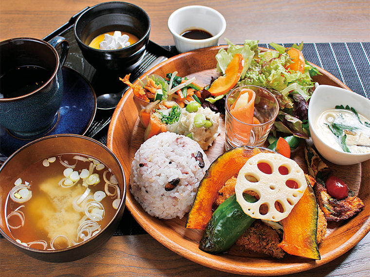 椿ランチ1,000円〈ランチプレート・みそ汁・ドルチェ・ドリンク※内容は日によって異なる〉【提供時間11:00~14:30】