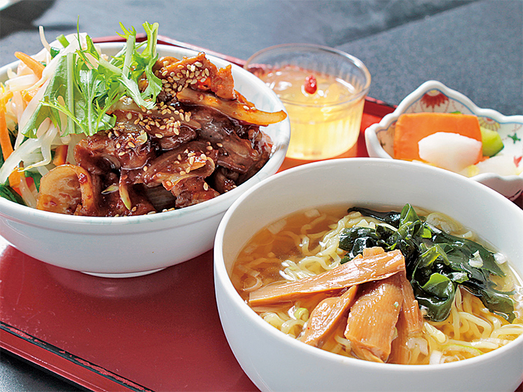 焼肉丼とミニラーメンのセット730円〈焼肉丼・ラーメン・お新香・デザート〉【提供時間11:30〜14:30ラストオーダー※月〜金曜日(祝日を除く)限定】